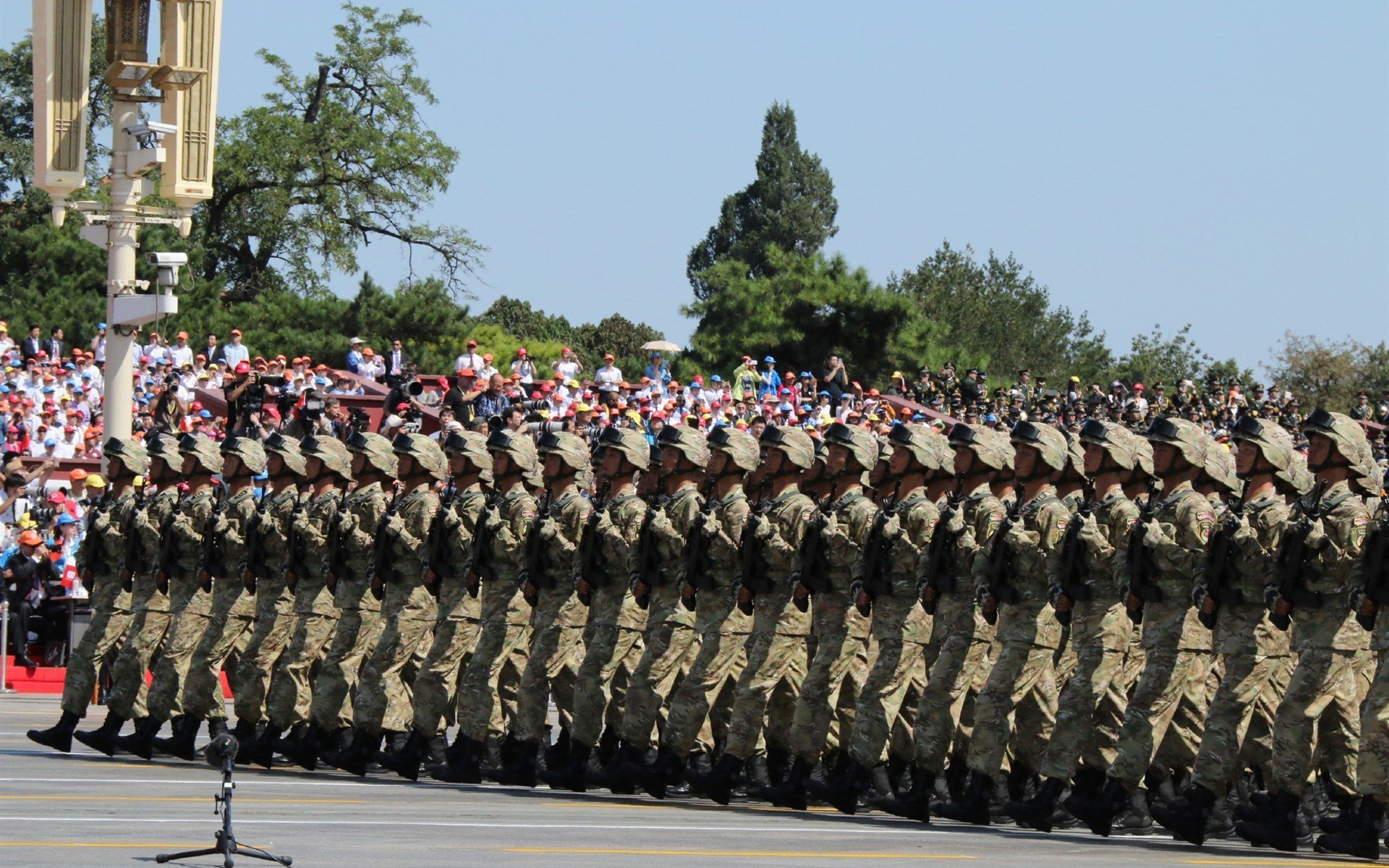 爱游戏综合娱乐-《英雄联盟跨洲赛场，巅峰对决火花四溅》