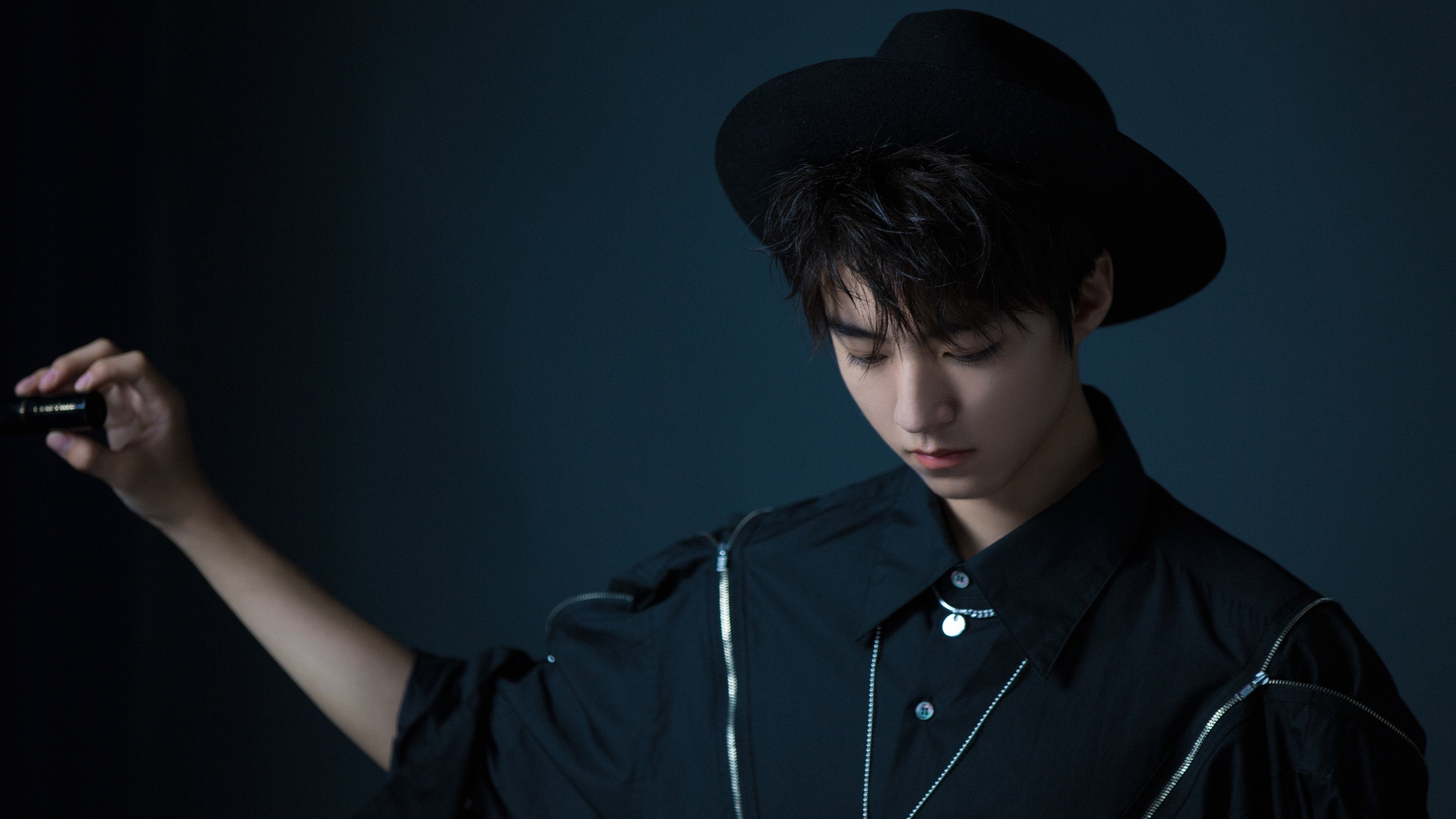 爱游戏平台-塞维利亚通过边路起球制造射门机会，塞维利亚队套